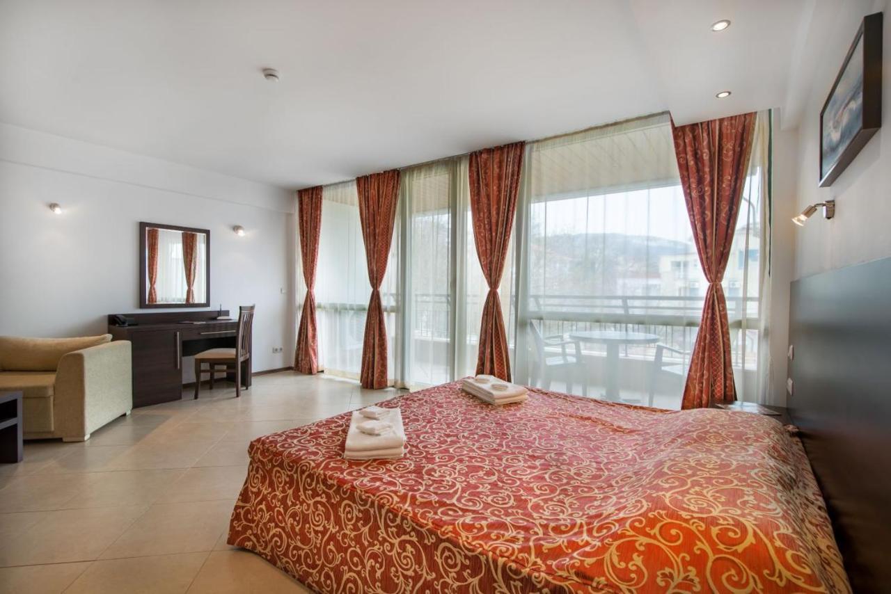 Spacious Studio With Balcony & Pool By The Marina Balchik Bagian luar foto