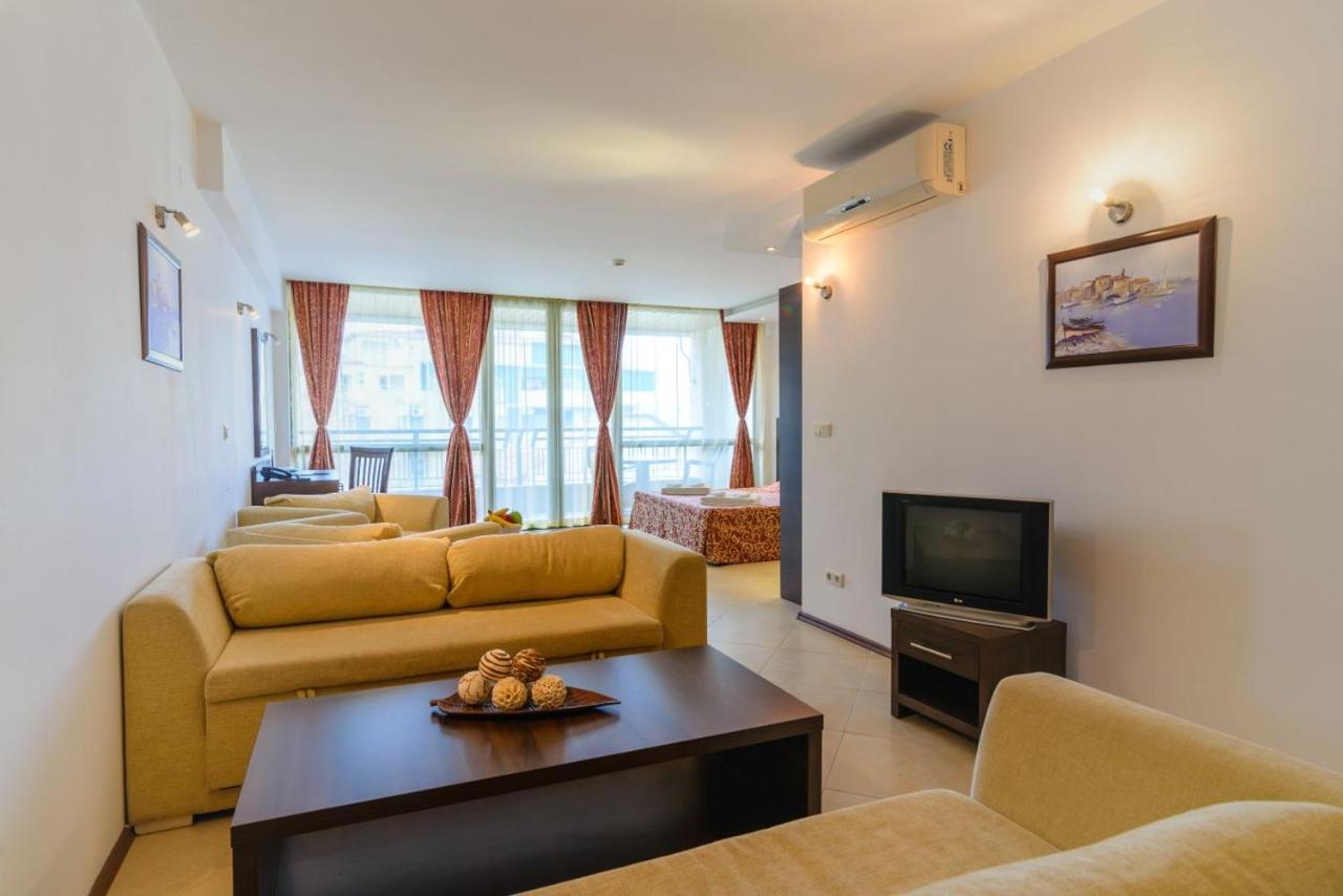 Spacious Studio With Balcony & Pool By The Marina Balchik Bagian luar foto