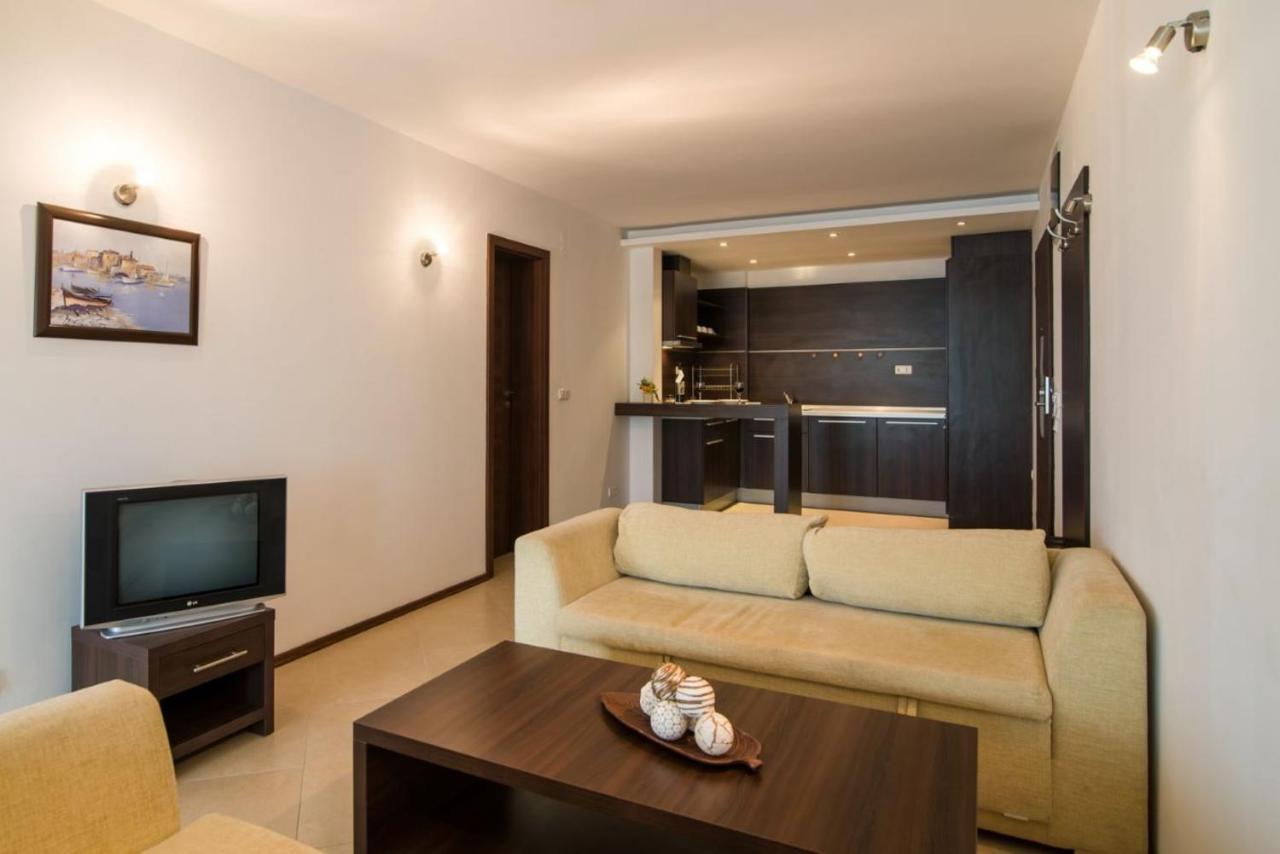 Spacious Studio With Balcony & Pool By The Marina Balchik Bagian luar foto