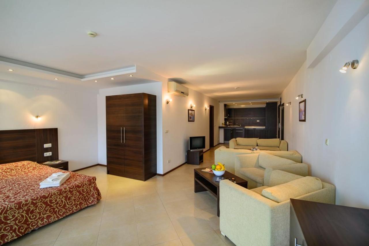 Spacious Studio With Balcony & Pool By The Marina Balchik Bagian luar foto